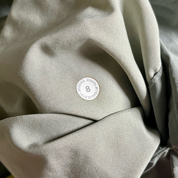 Lululemon Evergreen Short
Grey Sage / Yellow Pear / Green Fern - Picture 9 of 9